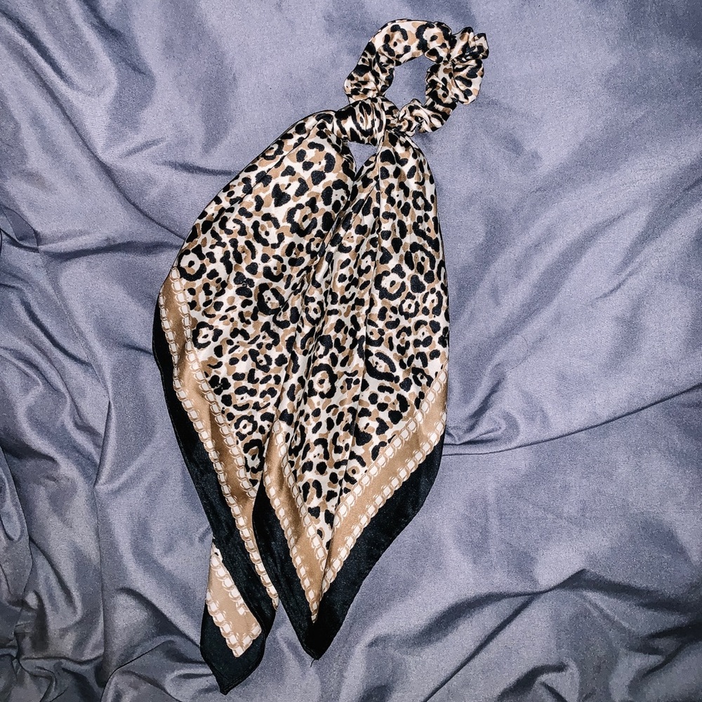 NWOT Forever 21 Cheetah Print Hair Scarf